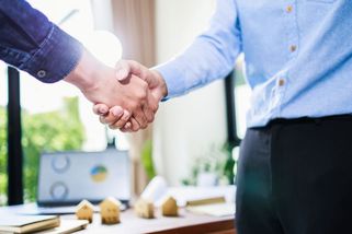 Naivnímu strýci dal za pozemek s domem 50 tisíc, obvinila policie muže z Uherskohradišťska - Novinky