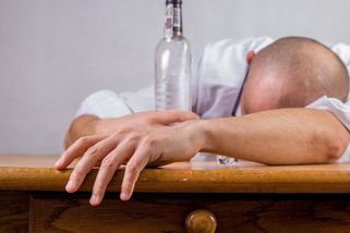Česko se potýká s nadměrným pitím alkoholu, nová analýza však varuje i před jeho střídmou konzumací - Médium.cz