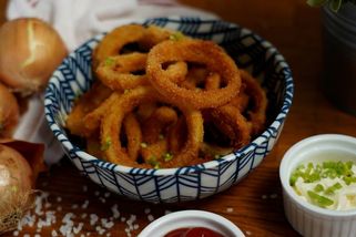 Cibulové kroužky jsou skvělá chuťovka nejen k pivu. Takhle snadno je připravíte | Toprecepty