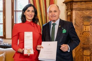 „Dezolátům“ budou zase praskat žilky: Markéta Pekarová Adamová dostala metál. Stejný má doma i Arnold Schwarzenegger - Super.cz