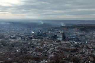 Tuhé boje rozdělily ukrajinský Toreck na půl. Rusko jde cestou spálené země - Novinky
