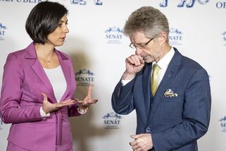 Pekarová Adamová slavnostně přestřihla pásku v Brně: Pak schytala bídu, museli ji bránit a utěšovat - Super.cz