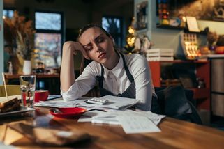 Koupili si byt, ale teď zvažují, jestli to stálo za to. Jak vychází s penězi kuchař a servírka v Praze?