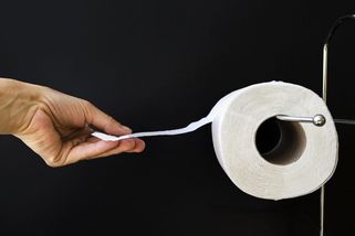 Toaletní papír je lež. Špinavou ruku byste si taky neutřeli jen do ubrousku - Médium.cz