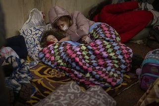 Pohled na děti v krytu je srdcervoucí. Slzy tekly i mně, popisuje reportér Novinek z Kyjeva - Novinky