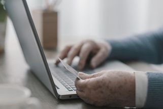 Bankéře s vydělanými miliony na letišti čekal marně, prý ho zadrželi celníci - Novinky