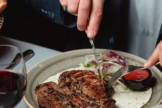 „Ano, zase ten steak, protože na něm nic nevyděláte,“ sdělil jsem číšníkovi - Médium.cz