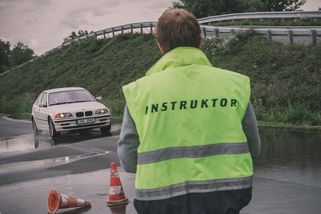 Jmenuje se to pohotovostní brzda, zachrání vás to od bouračky, málokdo ji však používá. Přitom jde o jednoduchý fígl - Garáž.cz