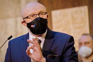 Kdo bude mít pozitivní PCR, 30 dnů se nebude muset testovat, navrhl Vlastimil Válek. Imunolog Václav Hořejší: Proč tohle pan ministr dělá?