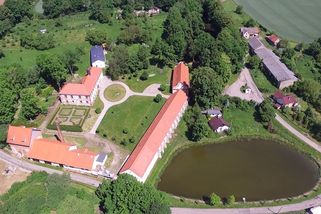 Místo bytu v Praze koupili zchátralý zámek. Podívejte se na něj z ptačí perspektivy - Novinky