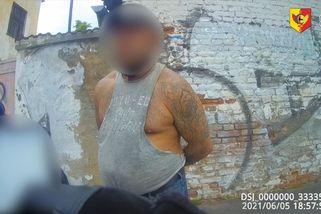 Dvojice útočníků bezdůvodně zmlátila muže na zastávce v Praze - Novinky