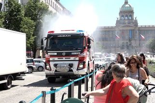 Hasiči vyjeli pokropit frontu u Primarku - Novinky