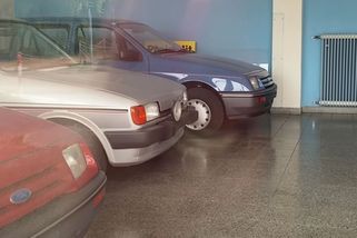 Smutný pohled do opuštěné prodejny Fordu: Netknuté ikony osmdesátek chátrají jen kousek od českých hranic - Garáž.cz