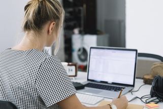 Kolegyně se prezentovala mojí prací. Jednou jsem v ní schválně nasekala chyby a totálně ji ztrapnila - Médium.cz