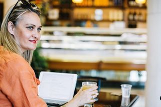 Muž mě předběhl ve frontě v jídelně. Netušil, že jsem zaměstnankyně a další den mu pěkně zavařím - Médium.cz