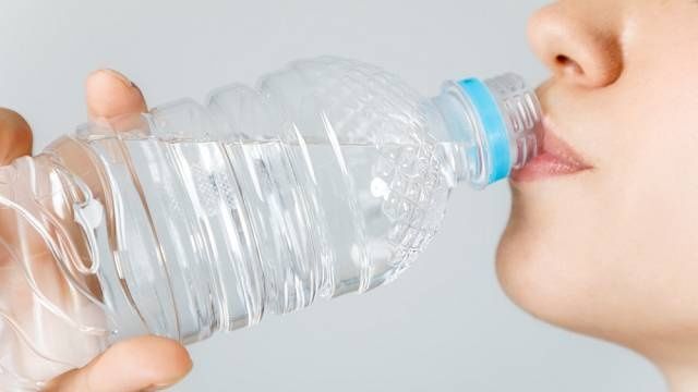 Nikdy nepijte vodu z PET láhví, můžete si ublížit, varují vědci