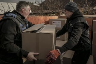 Vláda škrtá humanitární pomoc, experti varují