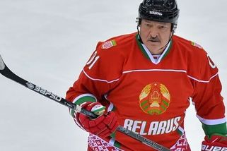 Lukašenko se opět objevil na ledě. Dal podivuhodný gól - Novinky