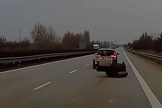 Přímo před policisty vypadl řidiči u Pardubic z vozíku gauč, zachytila to kamera | Novinky.cz: Krimi