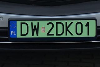 Spalovací auta dostanou zelené SPZ: Polsko mění pravidla. Co Česko?