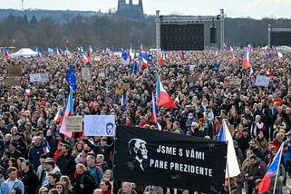 Demonstrace na Letné Babiše od čistek na úřadech neodradí, míní politologové