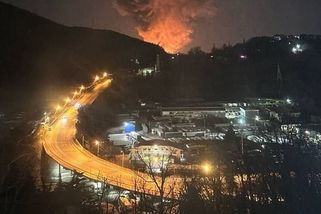 Ropné srdce Ruska v plamenech: Drony zasáhly obří rafinerii, v zemi hromadně vykolejily vlaky