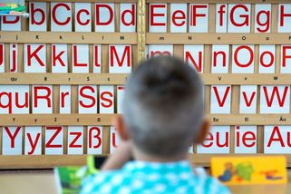 Nerozumí ani slovu. Čtyři desítky dětí musí v Německu opakovat první třídu - Novinky