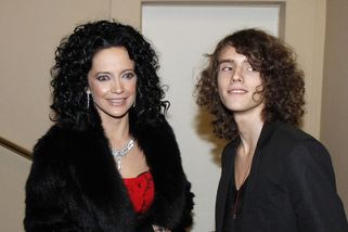 Syn Lucie Bílé se změnil k nepoznání. Filip natáčí videoklipy pro umělce, pracuje u mámy v divadle - Médium.cz