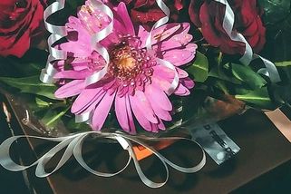 Teta se strejdou dali babičce dárek