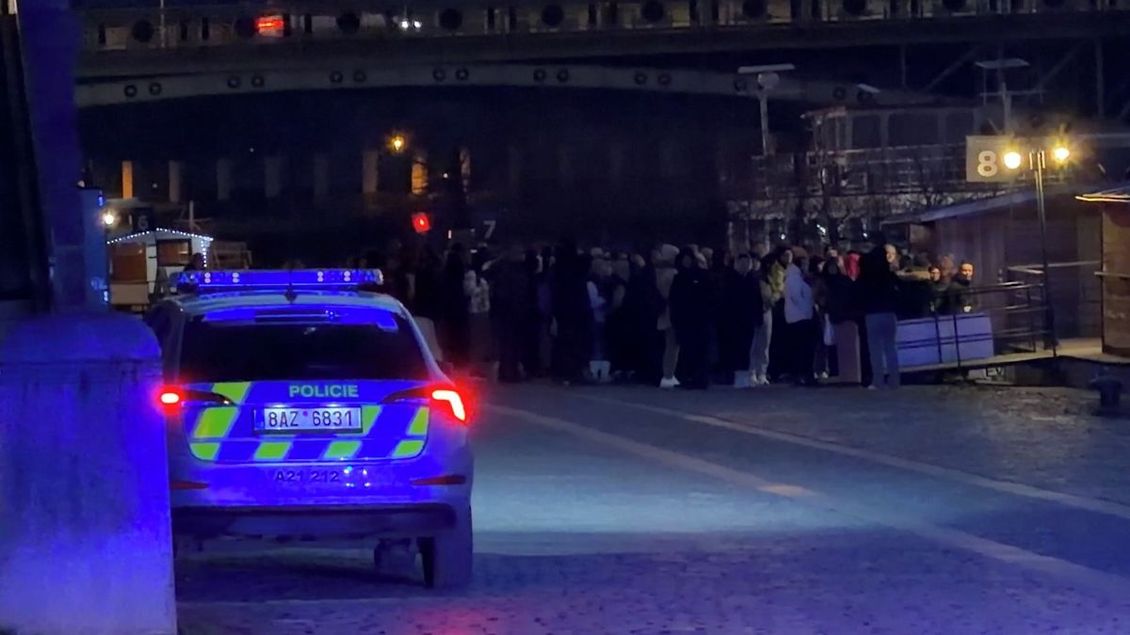 Žena devět hodin hrozila skokem z Negrelliho viaduktu. Mezitím skočila do Vltavy další - Novinky