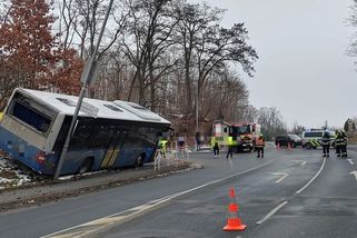 Mladý řidič v Domažlicích špatně zabrzdil autobus. Ten se řítil dolů po frekventované silnici - Novinky