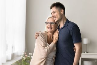 Syn si našel padesátiletou partnerku a chce nám ji představit. Přece to s ní nemůže myslet vážně! - Proženy.cz