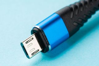 Na trhu jsou stále stovky mobilů s konektorem, který bude zakázán - Novinky