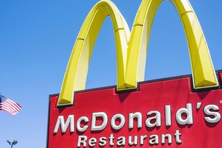 Nespokojená zákaznice McDonald's vychrstla na obsluhu horkou kávu. Svědek to zachytil na video - Novinky