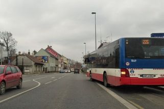Častý nešvar řidičů: neuvědomují si, že autobusu vyjíždějícímu ze zastávky musí dát přednost