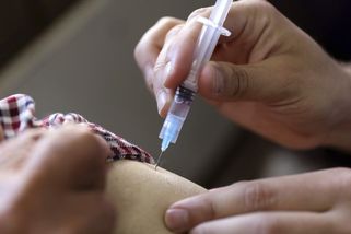 Matka nechala očkovat hosty na pohřbu svého syna. Covid jej zabil, protože odmítal vakcínu