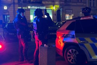 URNA zasahovala proti muži zabarikádovanému v pražském bytě - Novinky