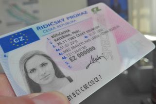 Řidičák od ledna můžete nechat doma. Rozloučit se musíme i s velkými techničáky