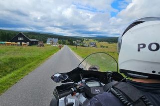 Jizerské hory střeží policisté i dobrovolníci. Na motorkáře jsou však krátcí - Novinky