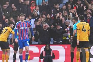 Hněv a dusno. Anglie řeší zkrat Krejčího, trenér zuřil, jiní nechápou rozhodčího