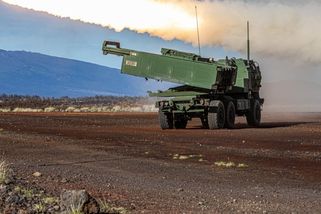 Drtivý úder na ruský sklad. Ukrajinci pomocí HIMARS rozpoutali peklo, ukazují záběry