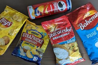 Redakční test solených chipsů a brambůrků: Překvapivě neplatí, že dražší znamená chutnější
