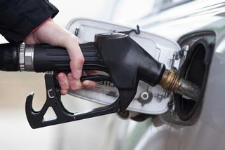 Tankovat palivo i po „cvaknutí“ se může šeredně prodražit - Portál řidiče
