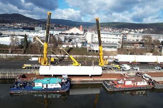 Labe je splavné a v přístavech je rušno. V Děčíně nakládali obří nádrže - Novinky