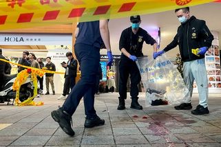 Útočník v centru Tchaj-peje ubodal tři lidi. Při útěku před policií spadl z budovy - Novinky