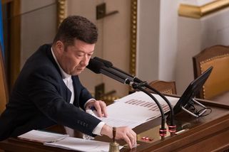 Tady jsme v Česku, ne na Ukrajině. Okamura odsoudil její vlajku na Karlově mostě - Seznam Zprávy