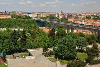 Nuselský most: Komunistická zlatá mládež tu prý shazovala chodce. Za vším stály utajované sebevraždy - Médium.cz