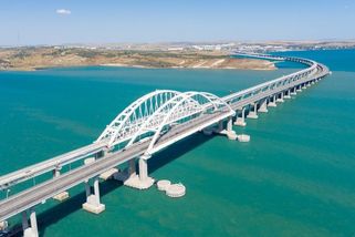 Zelenskyj pohrozil a Rusové už dvakrát zastavili dopravu přes Krymský most - Seznam Zprávy