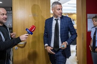 Kauza Česko Davida Ondráčka: Jakou roli hráli politici v Dozimetru