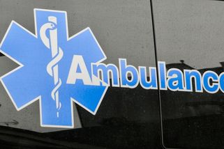 Nezletilá vypila na koupališti v Šumperku dvě lahve vodky, musela pro ni záchranka - Novinky